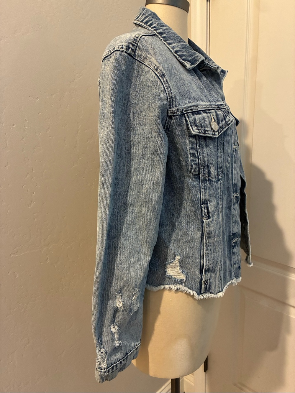 Vervet by Flying Monkey Blue Soul Distressed Classic Crop Denim Jacket VT1157 L - Picture 2 of 4
